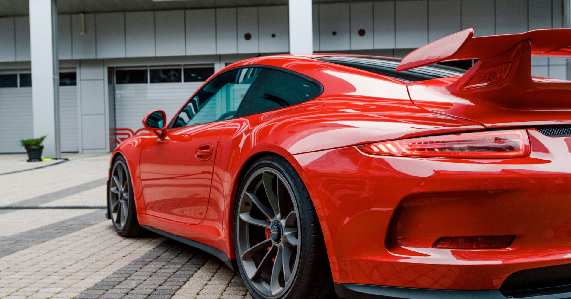 Porsche 911 у гоночных боксов